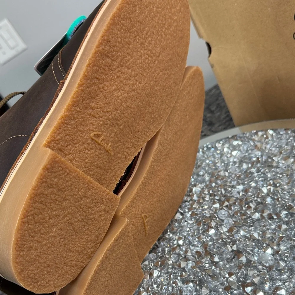Clarks Men’s Dark Brown leather Chukka Boots with Tan Sole NEW 12W